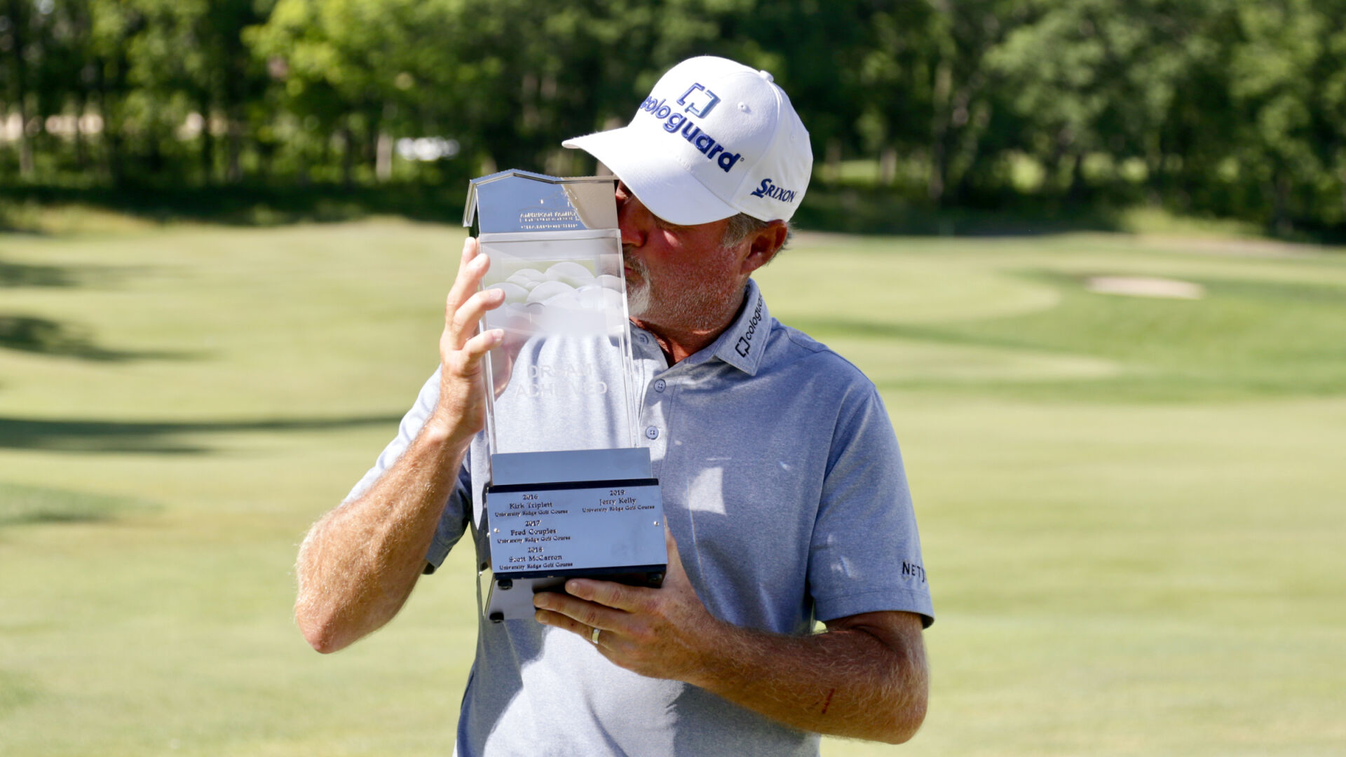 AmFam 3 Jerry Kelly kissing trophy